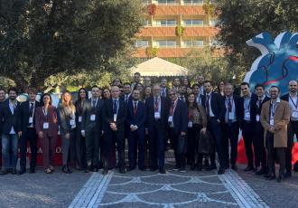 Il Prof. Natale Brunetti e gli specialisti in formazione della Scuola di Malattie dell'Apparato Cardiovascolare dell'Università di Foggia